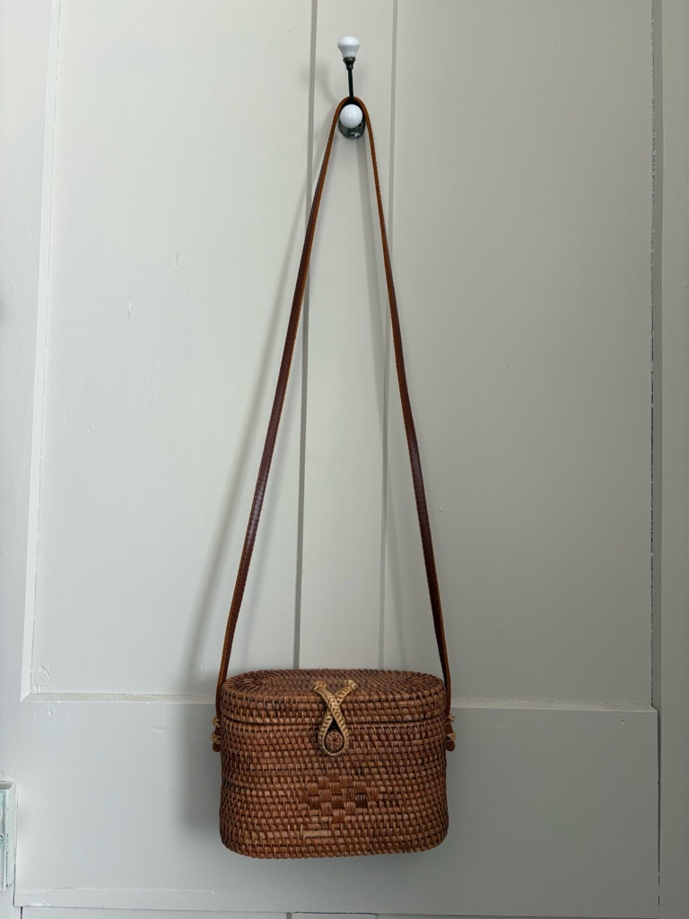 Crossbody structured straw bag